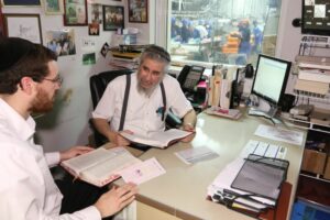Picture of Shlomo Fink learning with his son Yehuda Fink.